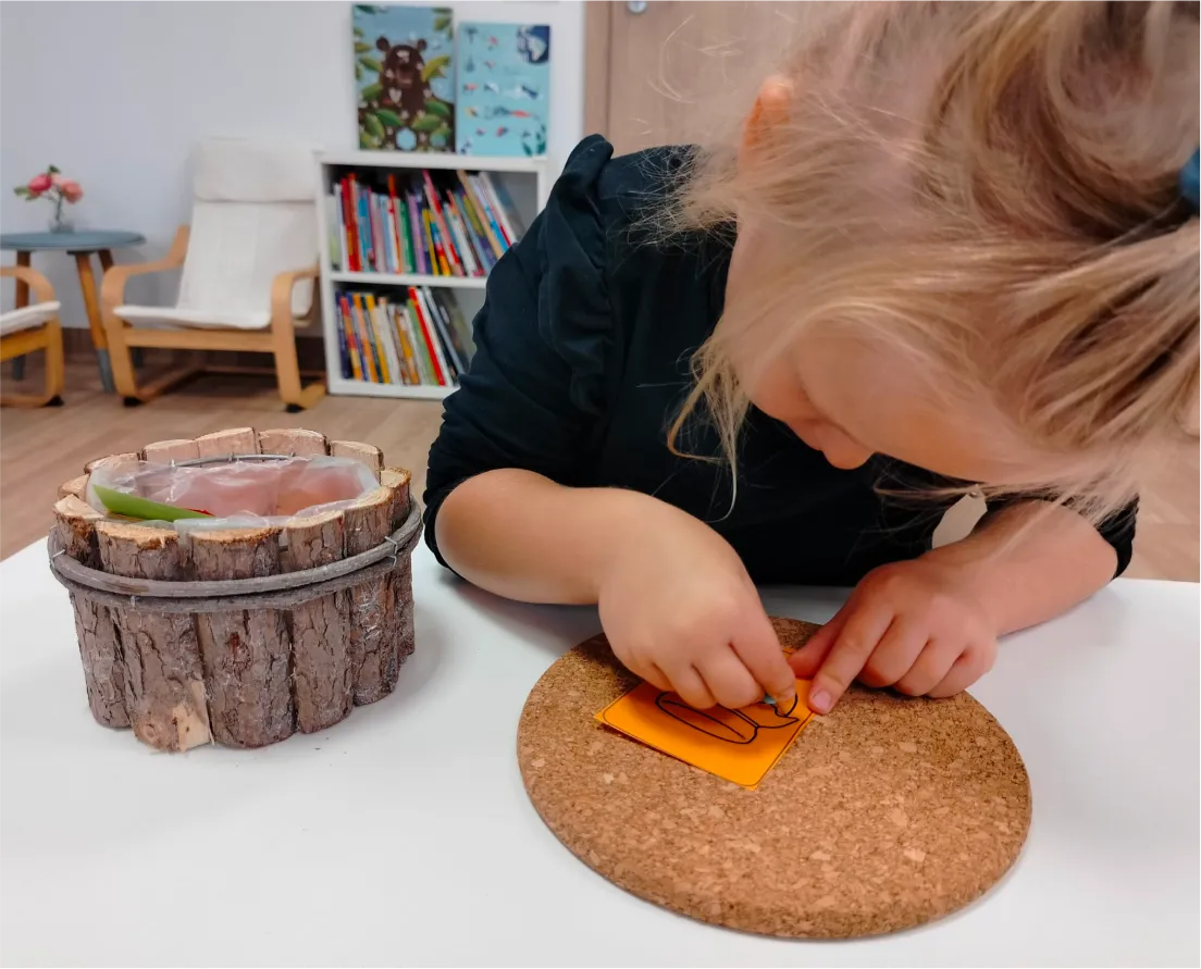 Dziecko pracuje z materiałami Montessori