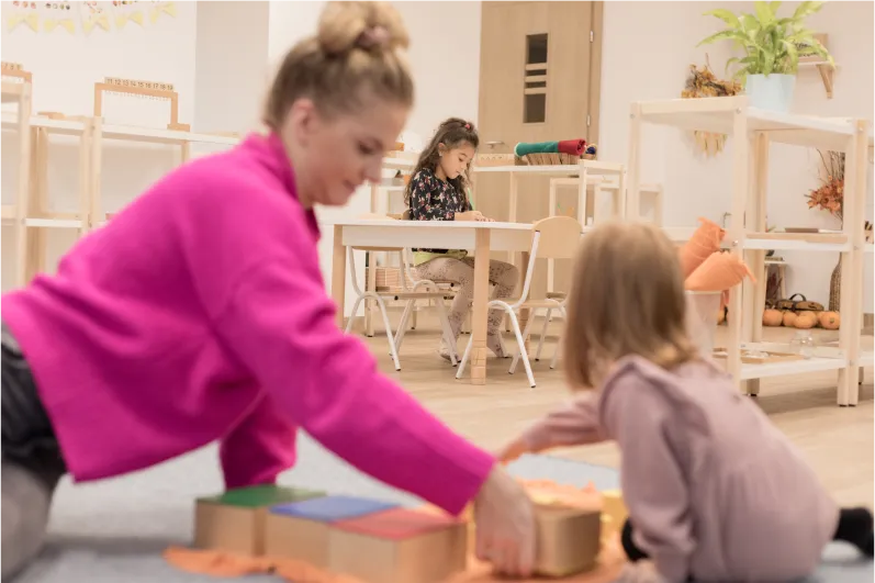 Nauczycielka z dziećmi w przedszkolu MOC Montessori