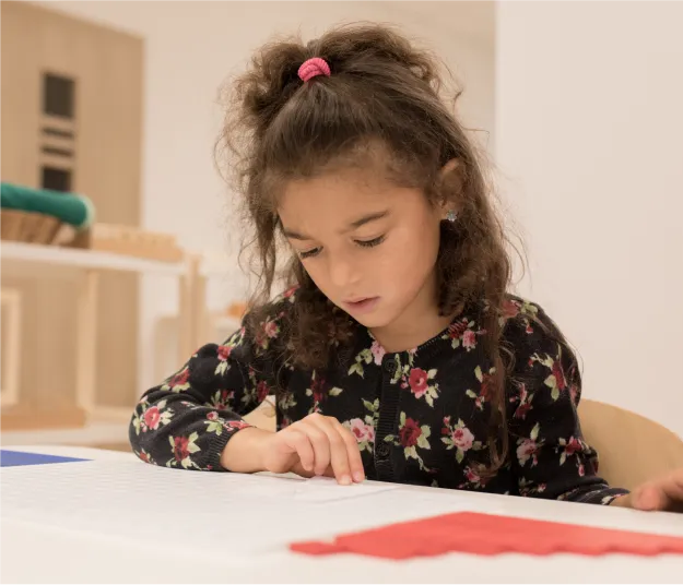 Praca z materiałami w przedszkolu Montessori