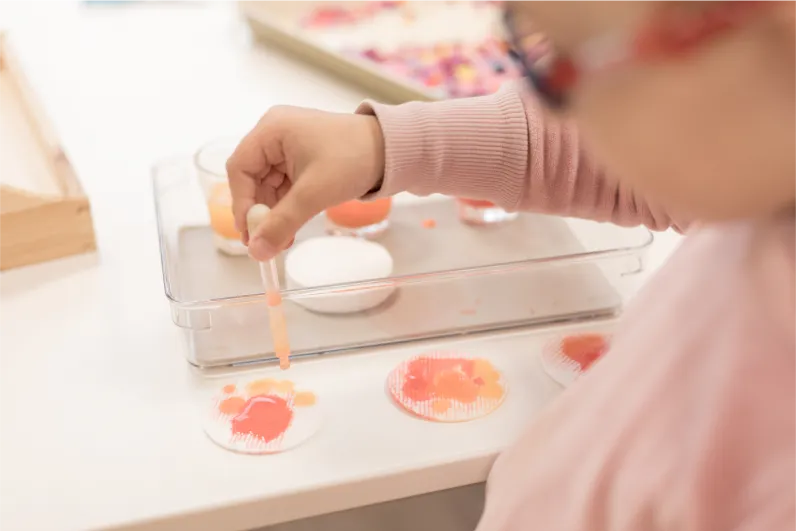 Zabawy sensoryczne w żłobku MOC Montessori