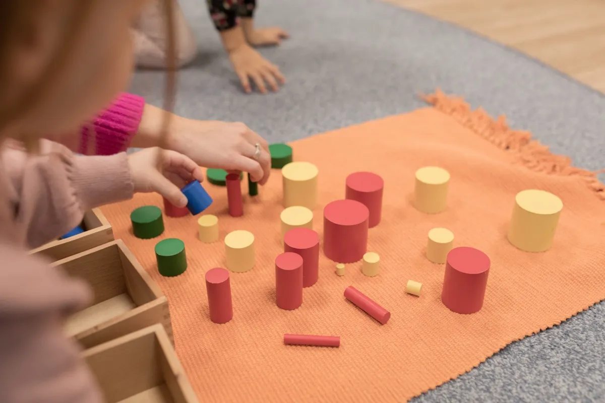 Kolorowe cylindry Montessori — praca z materiałami
