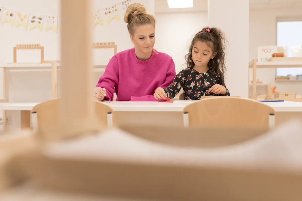 Nauczycielka pracuje z dzieckiem w sali Montessori